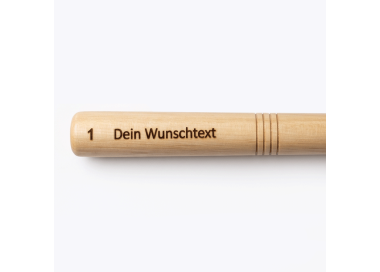 Laser-Gravur auf Trommelschlegel (1-zeilig) Schriftart 1